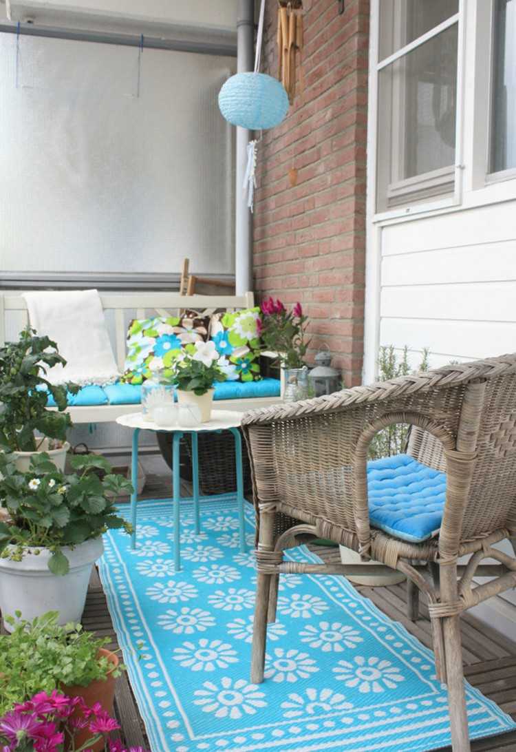 balkong-design-tips-trä-golv-blå-utomhus-matta-plast-korgstol