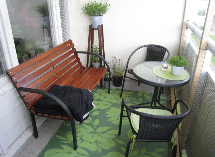 balkong-design-tips-grön-matta-metall-möbel-växtställ