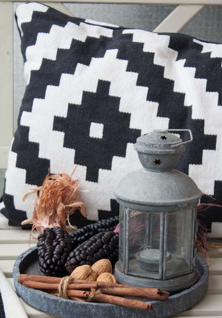 balkong-höst-dekorera-exempel-brick-arrangemang-valnötter-majs på kolven-kanelstänger-ljuslykta
