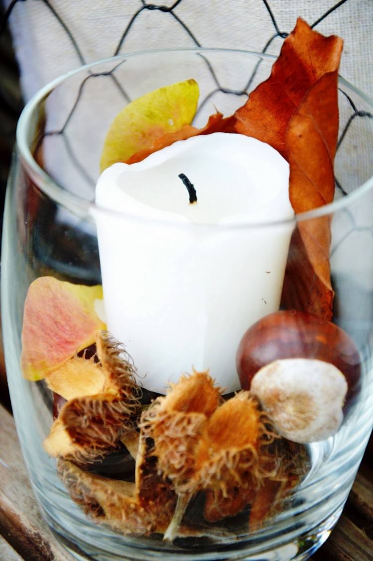 balkong-höst-dekoration-glas-torkad-kastanj-skal-kastanj-pelare-ljus