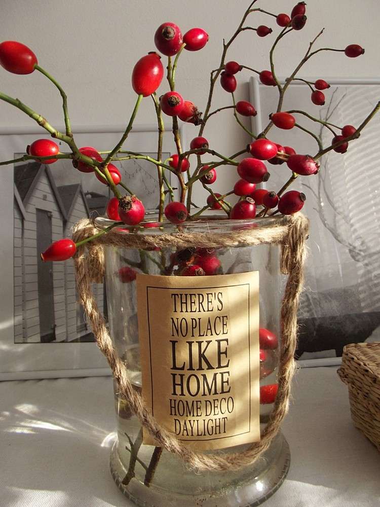 balkong-höst-dekorera-idéer-glas-vas-rep-nypon