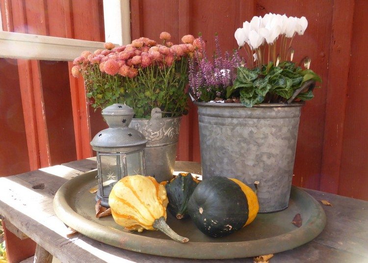 balkong-höst-dekorera-idéer-pumpor-tenn-hink-träd