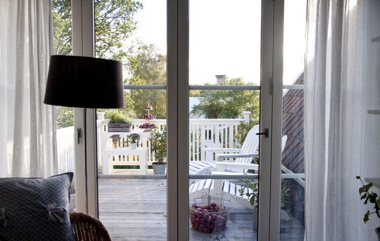 balkong-höst-dekorera-idéer-röda äpplen-etagere-trådkorg