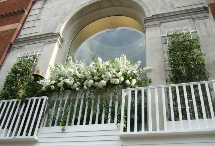 balkong-vår-blommor-vit-grön-klättring-växter-deco-räcke