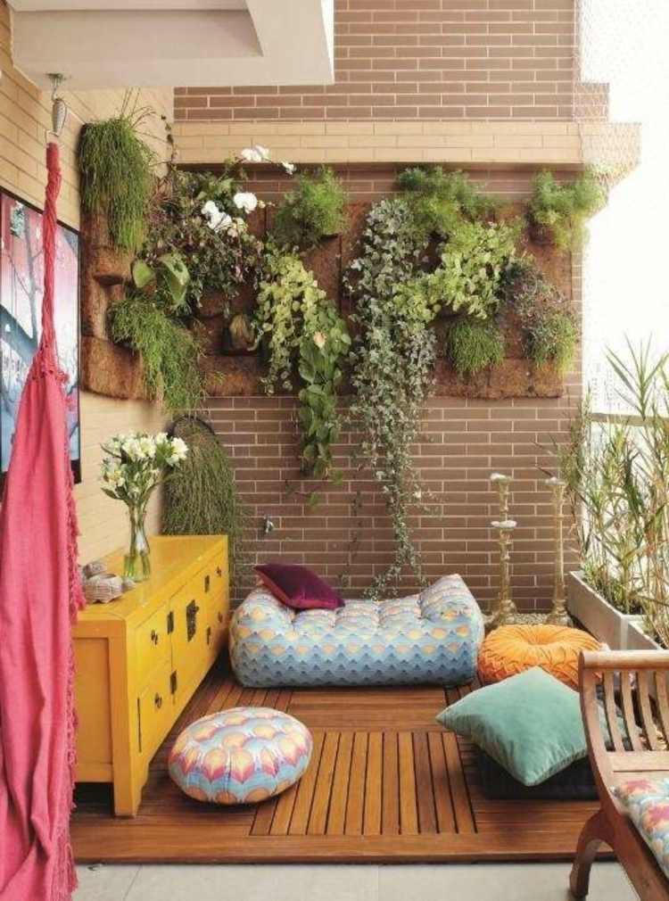 balkong i sommar dekoration idé sittdynor färgglada skänk trägolv väggväxter
