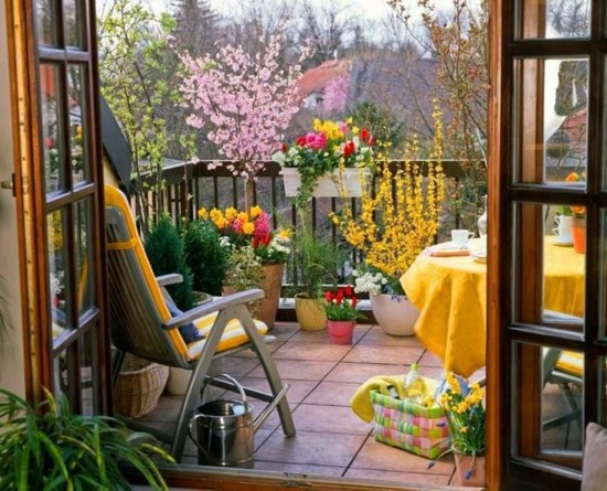 Sommar balkong design idéer blomkrukor gula trädgårdsmöbler
