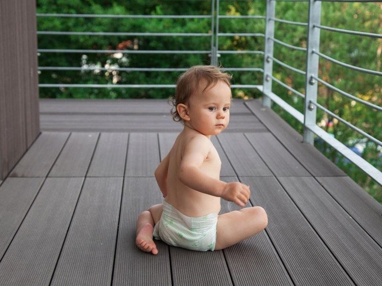 Gör balkongen barnsäker babymonitor-halksäker golv
