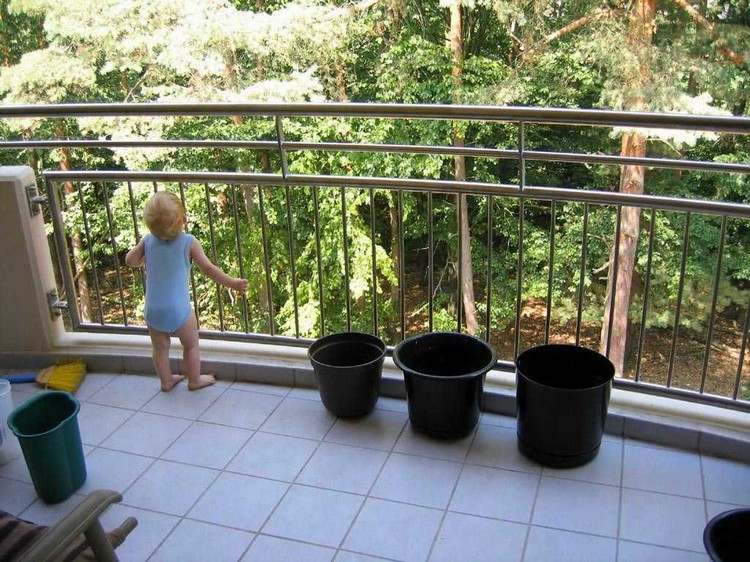 Gör balkongen barnsäker hög-balkong-räcke-stål-baby