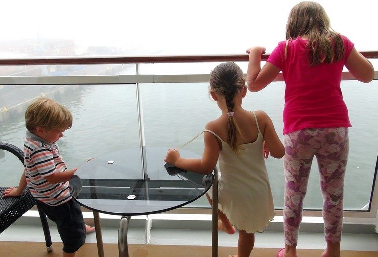 Gör en balkong-barnsäker-glas-räcke-view-utanför-barn