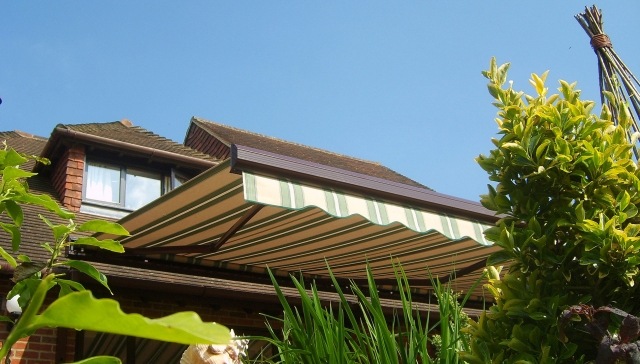 balkongmarkiser solskyddstyper designtyg ledad markis