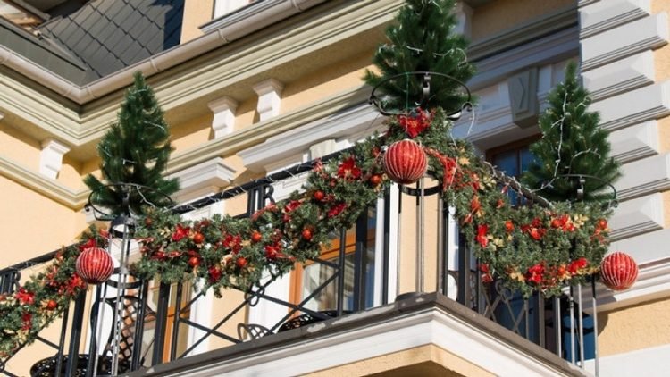 balkong juldekoration på räcke