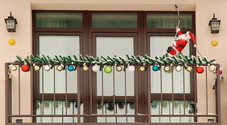 balkongdekoration för jul med sagoljus och bollar
