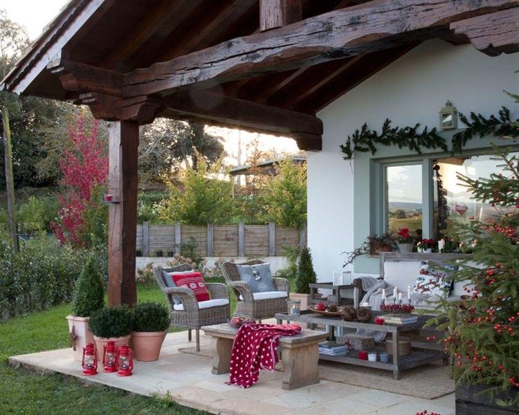 Dekorera terrassen till jul med röda accenter
