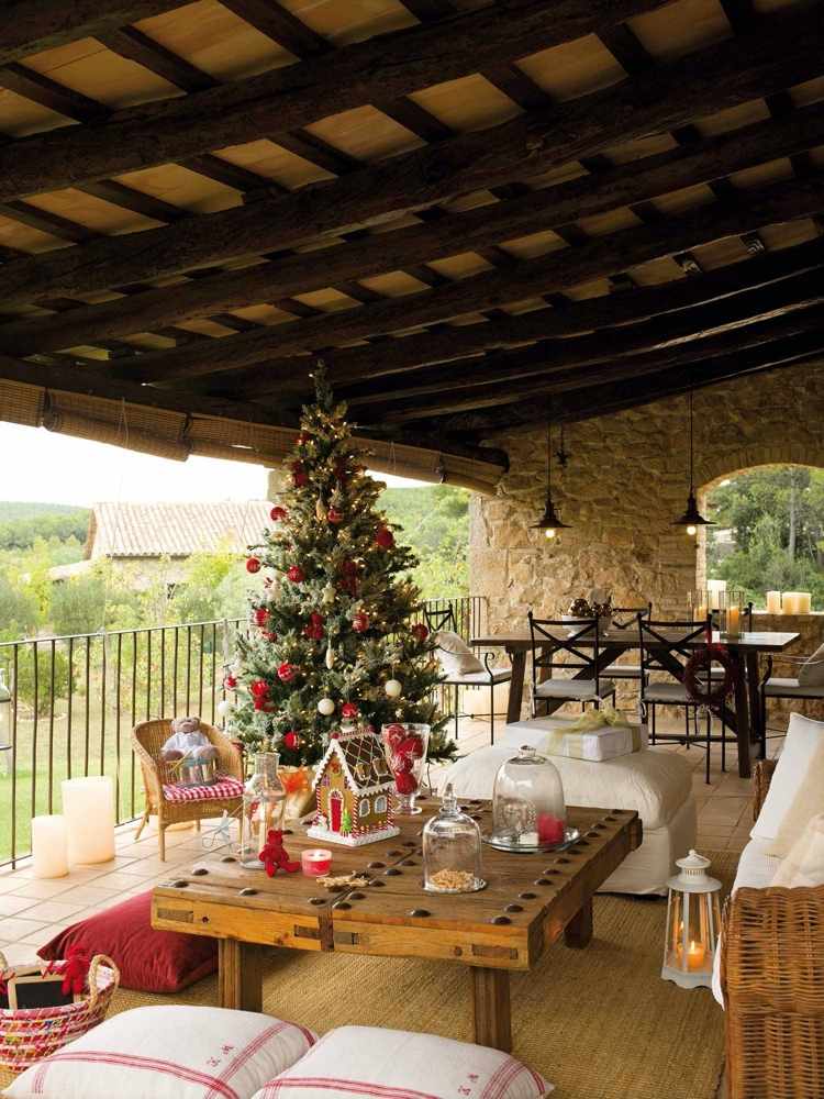 Dekorera terrassen till jul med ett stort tall och pepparkakshus