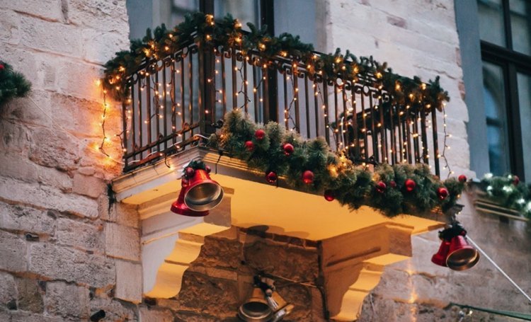 Dekorera balkongen till jul med sagoljus, klockor och grangarlander