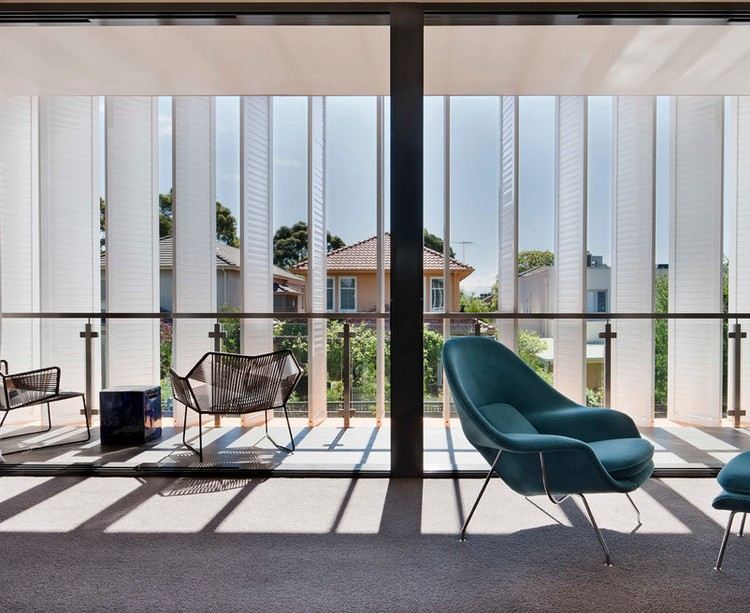 Balkong sekretess skärm av trä persienner-stolar-betonggolv