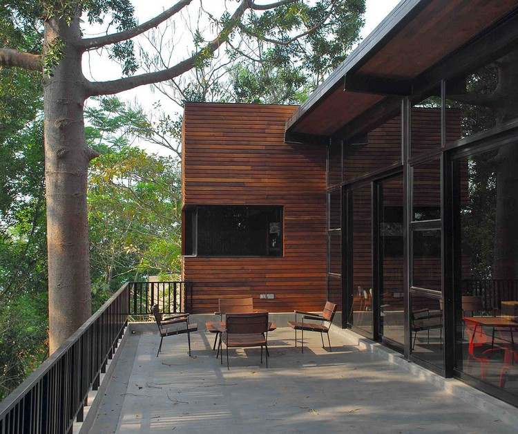 Balkong-sekretessskydd-trä-fasad-skärmar-terrass