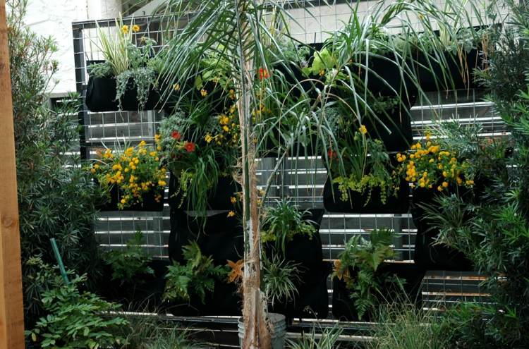 balkong sekretess skärm planteringspåsar blommor gula blommor