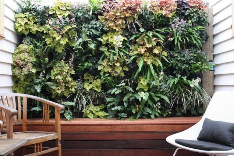 balkong sekretess skärm vertikal trädgård idé exotiska bänk stolar