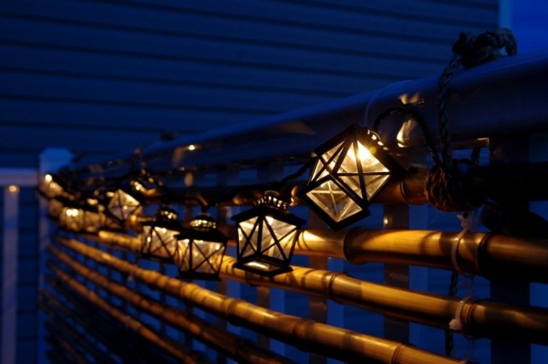 balkong sekretess skärm bambu rör lyktor fairy lights idé