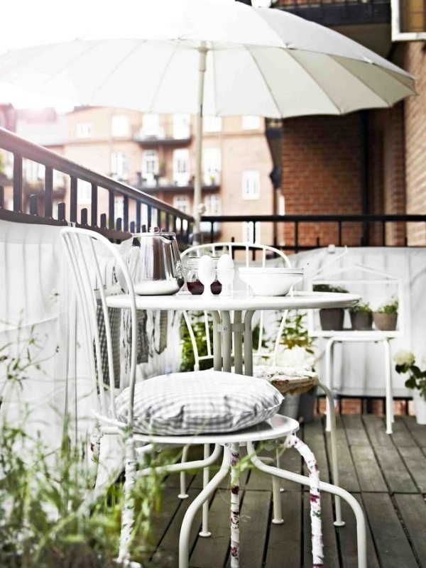 Gör balkongen sekretess skärm själv parasoll vita metall stolar