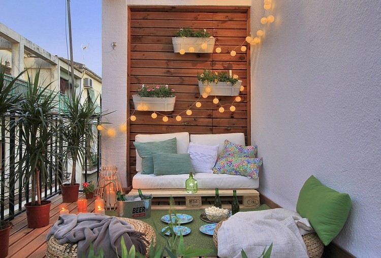 romantiska idéer balkong soffa palett belysning