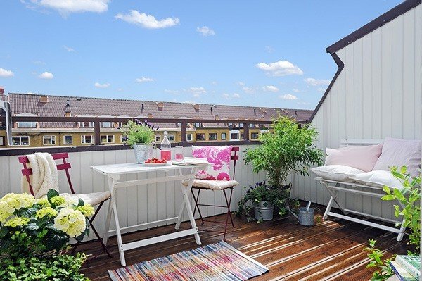 Soliga balkongdesignidéer hopfällbart bord