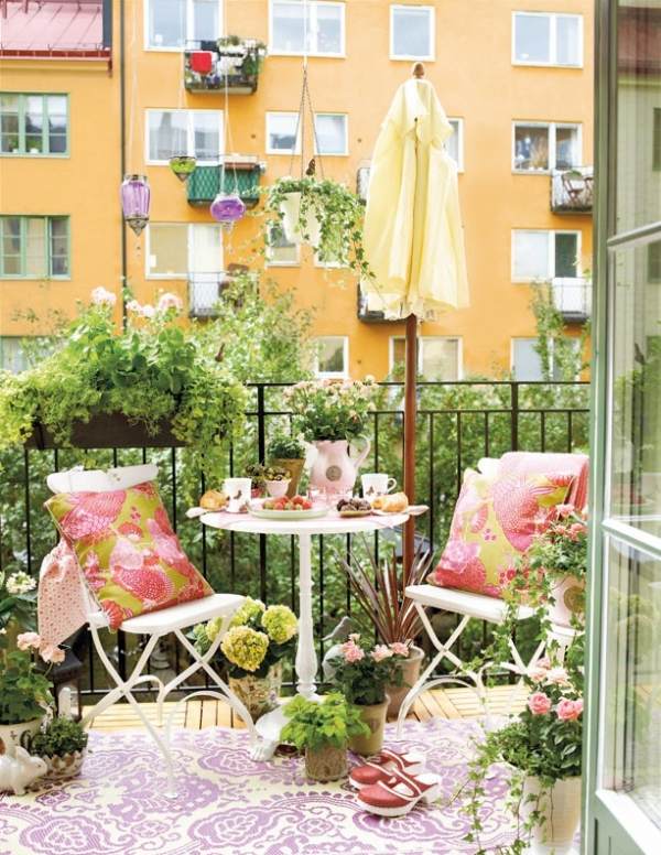 Balkongdesign-vita balkongmöbler-bordsstolar