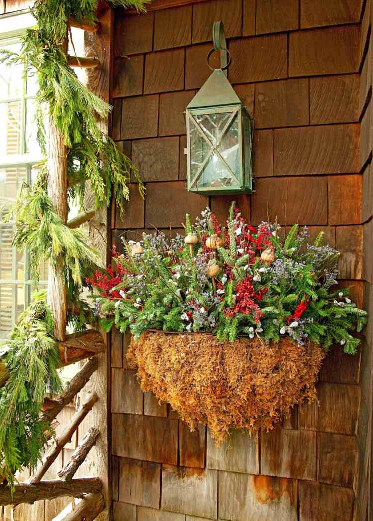 Idé för vinterdekorationen på balkongen - lyktor och vintergröna i en växtbehållare