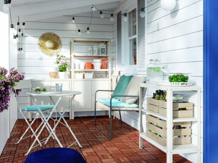 Sommarväggdekoration med solhatt och Ikea -möbler