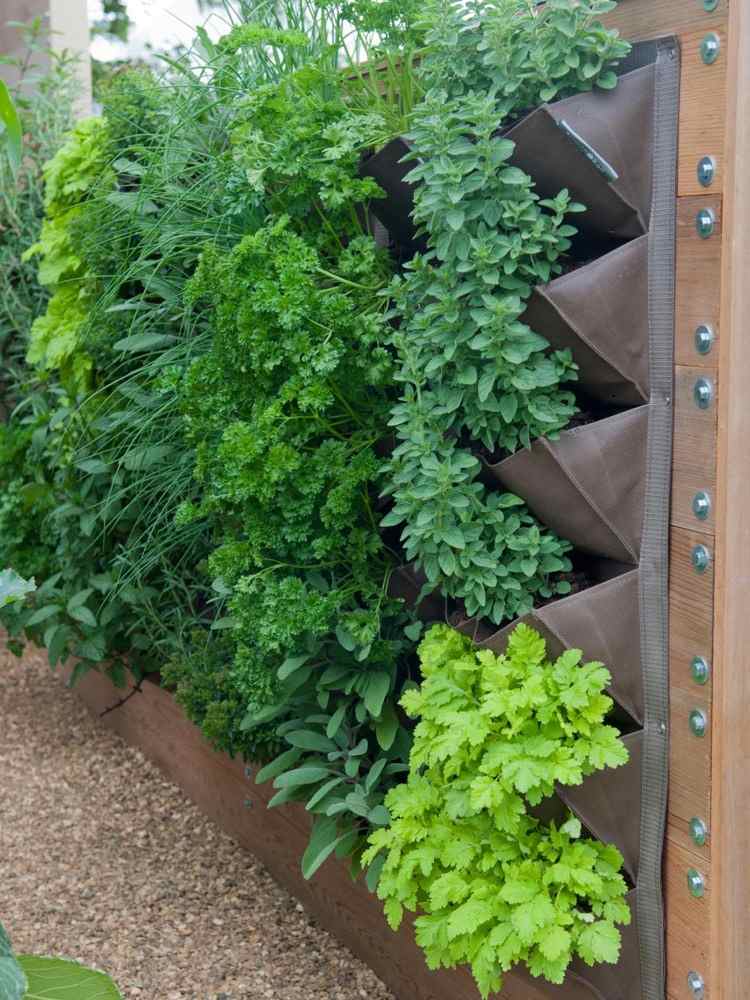 balkong-vertikal-trädgård-växt-väskor-tyg