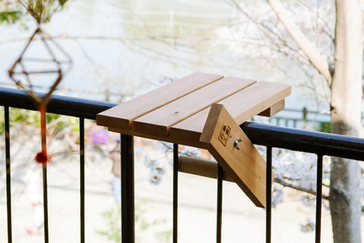 Balkongmöbler för små balkonger -optimera-utrymme-balkong-bord-trä-fast-fäste