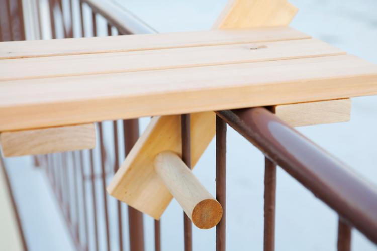 balkong-möbler-liten-balkong-utrymme-optimera-bord-fällbara-trä-fäst-räcken