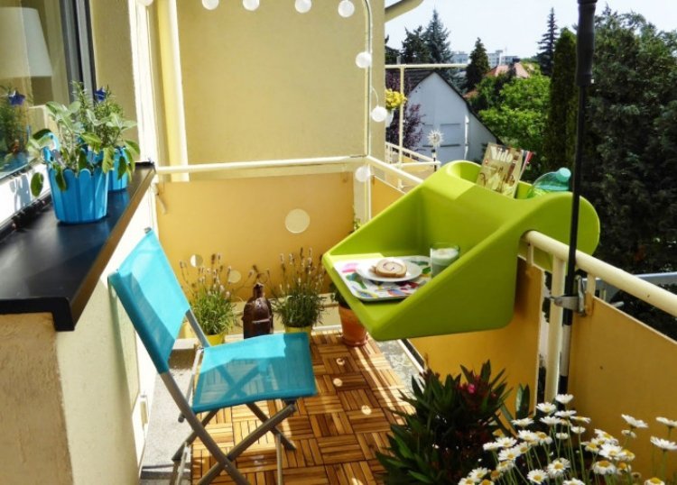 balkong-möbler-liten-balkong-utrymme-bord-design-balkong-koncept-platsbesparande