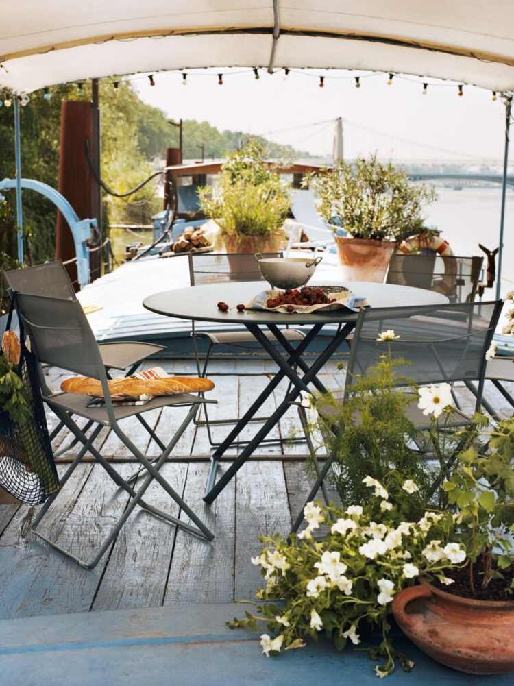 balkong-möbler-liten-balkong-utrymme-optimera-romantisk-markis-solskydd-hopfällbara-stolar