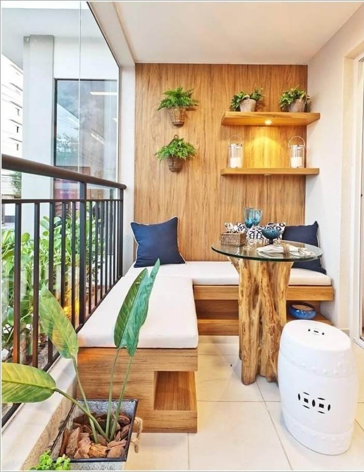 Balkong-möbler-liten-balkong-utrymme-trä-väggpanel-bänk-murad