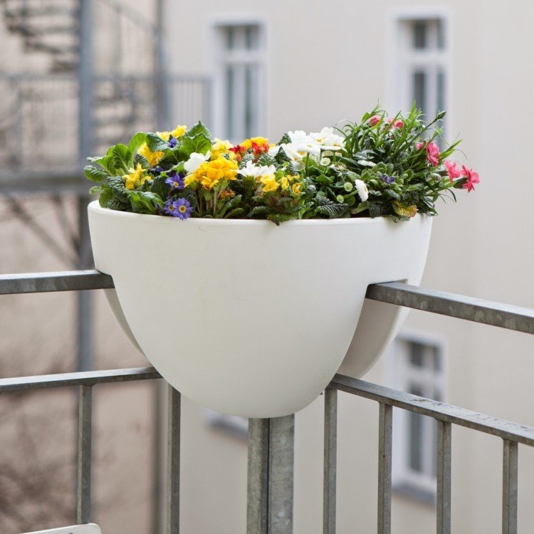 balkong-möbler-liten-balkong-utrymme-räcke-blomkruka-hörn-balkong-blommor