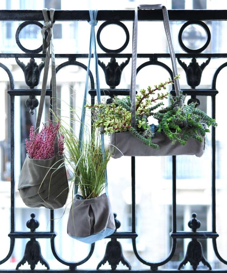 balkong-möbler-liten-balkong-utrymme-blomma-planters-hängande-räcke-design