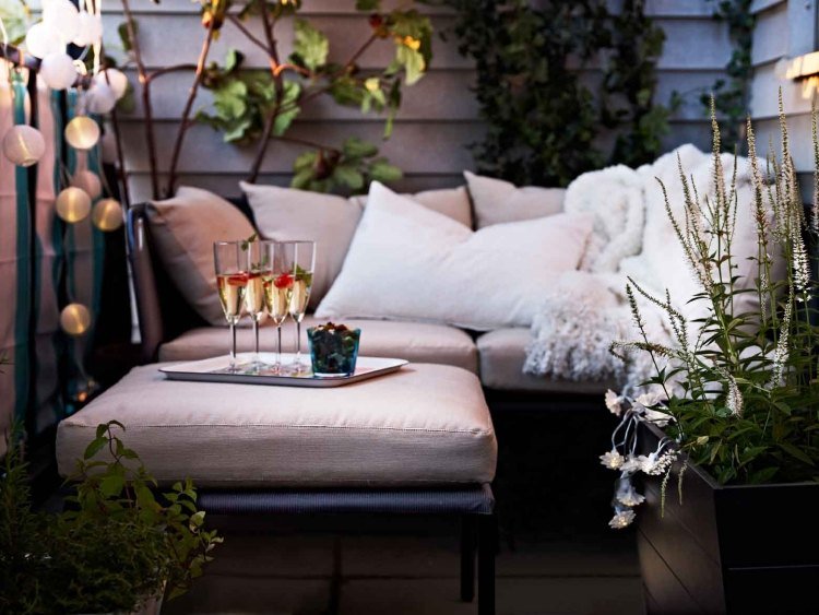 Balkongmöbler för små balkonger -platser-sittplatser-stoppade dynor-romantisk-belysning-växter