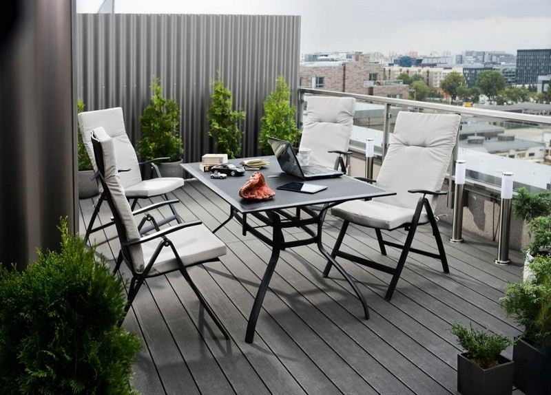Balkongmöbler-liten-balkong-metall-hopfällbara-stolar-litet bord