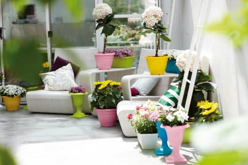 Balkongmöbler-liten-balkong-fåtölj-sidobord-blomkrukor