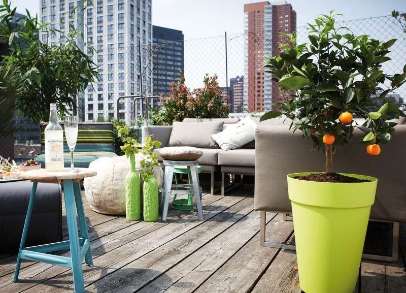 Balkongmöbler-liten-balkong-soffa-metall-stol-växtkruka