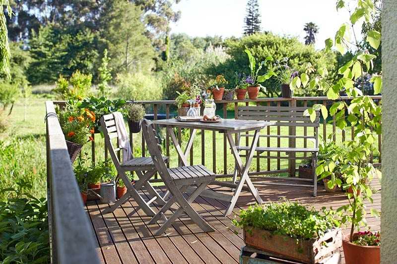 Balkongmöbler-liten-balkong-trä-stolar-bord-trädgård bänk-aska