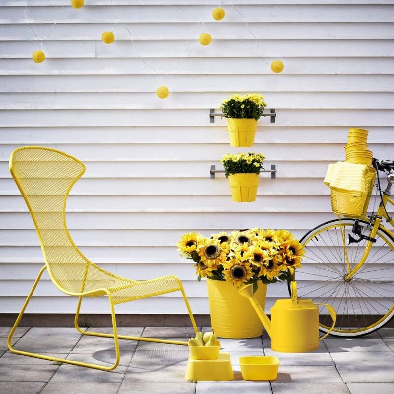 Balkongmöbler-liten-balkong-gul-stol-design-Ikea