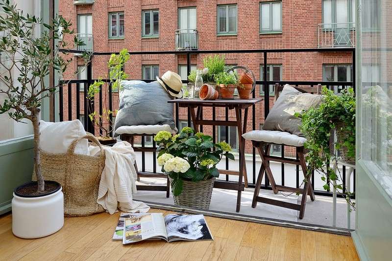 Balkongmöbler-liten-balkong-trä-platsbesparande-set-idéer