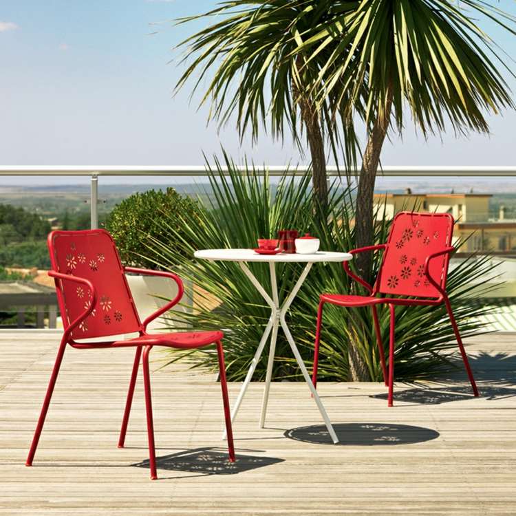 Balkong-möbler-idéer-2015-metall-röd-stol-litet-högt bord
