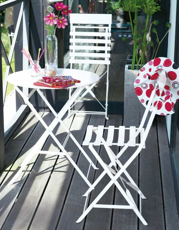 Balkong-möbler-idéer-2015-fällbara-stolar-bord-vit