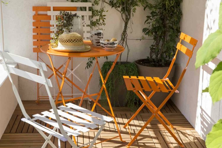 Balkong-möbler-idéer-2015-liten-balkong-design-vit-orange
