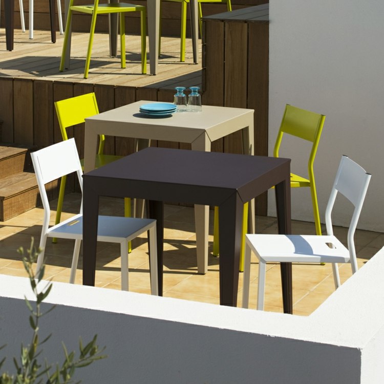 Balkong-möbler-idéer-2015-färgglada-stolar-Zef-bord-Matiere-Grise