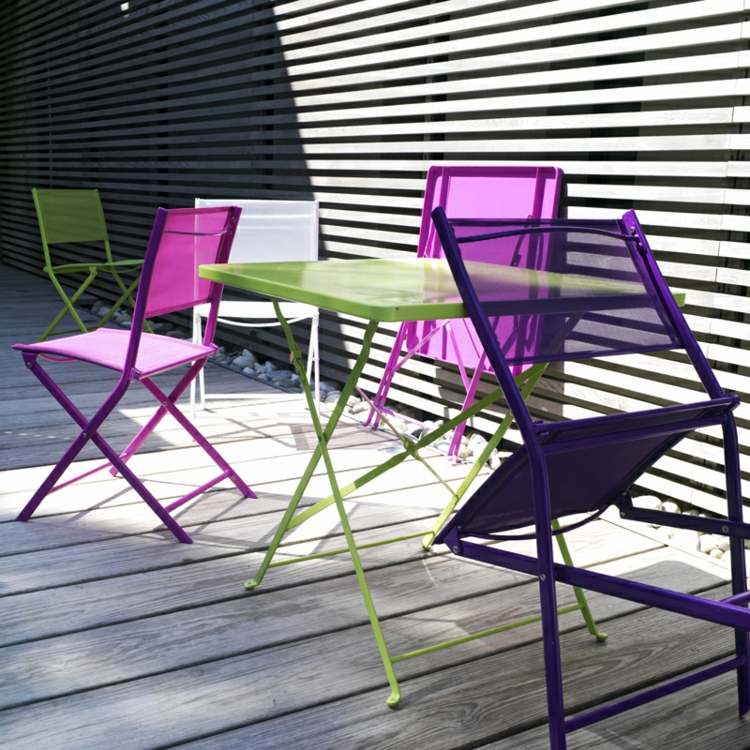 Balkong-möbler-idéer-2015-färgglada-stolar-hopfällbart bord